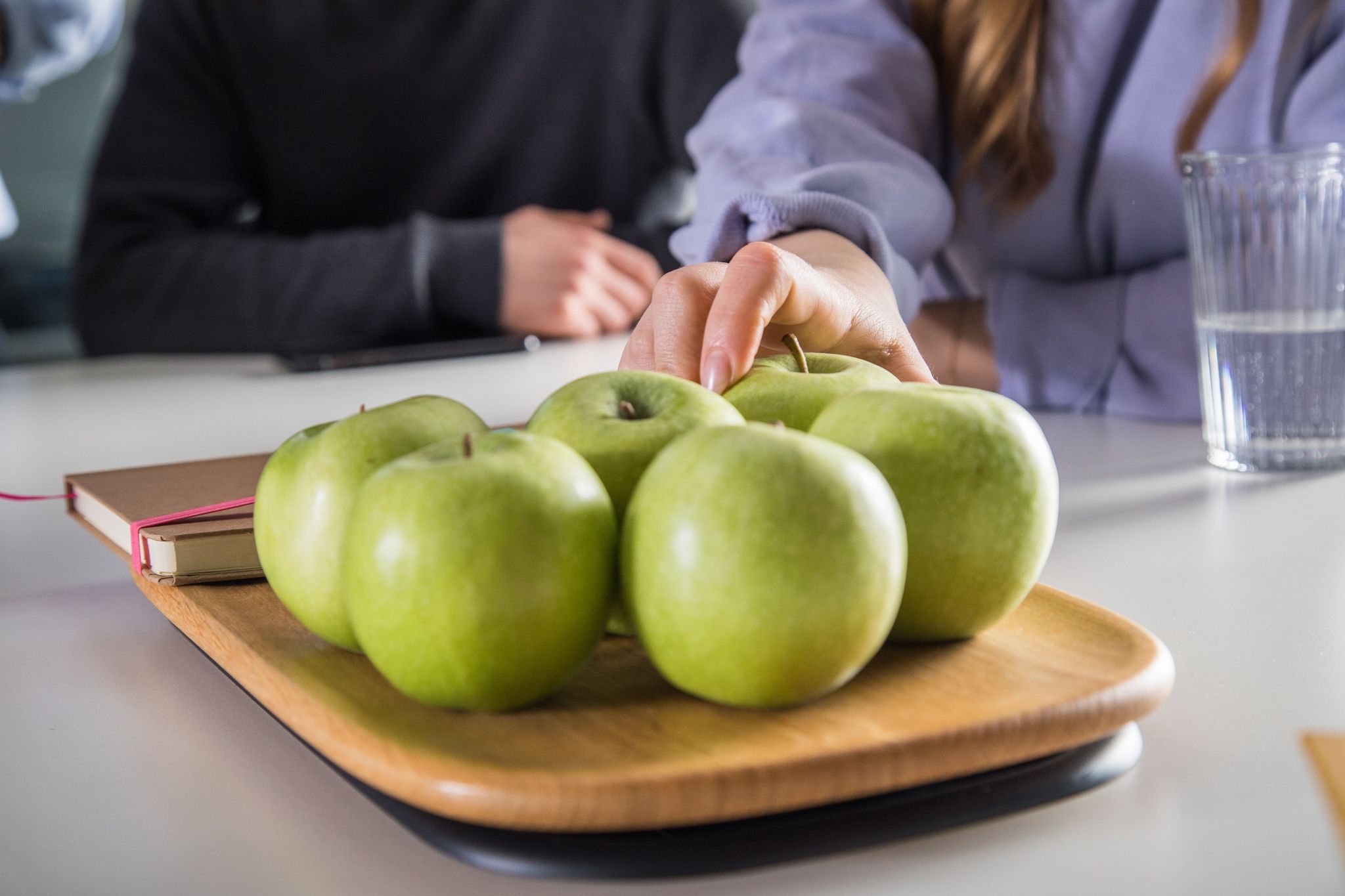 Apfel gefällig? Kleine Anstöße, sogenannte «Nudges», sollen den Menschen helfen, bestimmte Entscheidungen zu treffen, ohne dass sie gezwungen werden.
