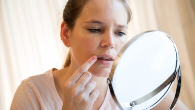 Bildet sich da etwa Herpes? Rezeptfreie Arzneimittel sowie Medizinprodukte versprechen eine schnellere Heilung. Die Stiftung Warentest ist nicht überzeugt.