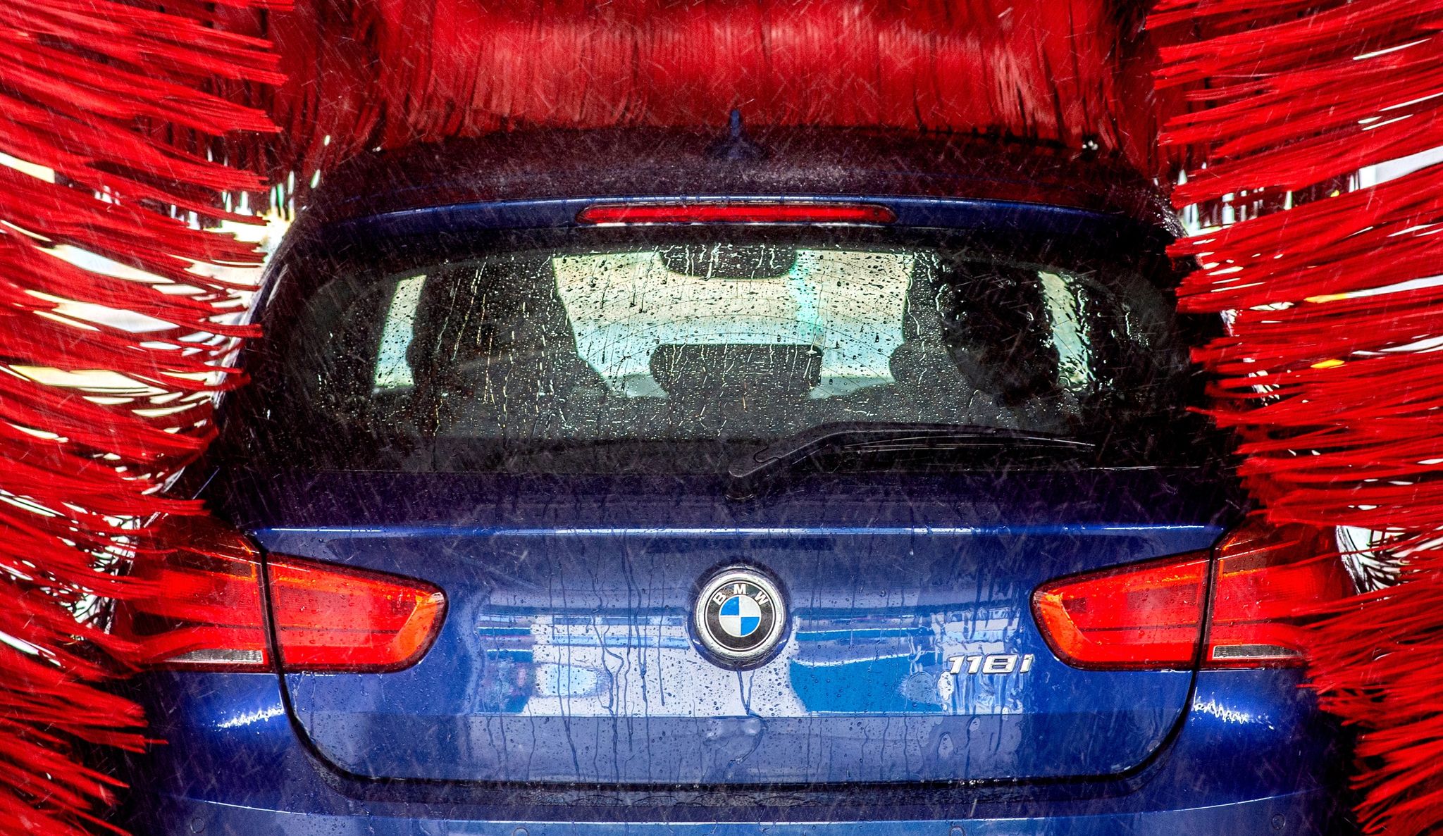 Egal, ob Waschbox oder Waschstraße: Eine Vorwäsche ist immer sinnvoll, um den Autolack zu schonen.