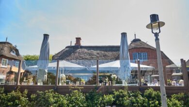 Ermittlungen nach rassistischen Parolen auf Sylt: Das Verhalten eines Arbeitnehmers im privaten Lebensbereich steht grundsätzlich außerhalb der Einflusssphäre des Arbeitgebers.