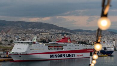 Auf griechischen Fähren dürfen E-Autos und Plug-in-Hybride seit Mitte April nur zu maximal 40 Prozent geladen sein.