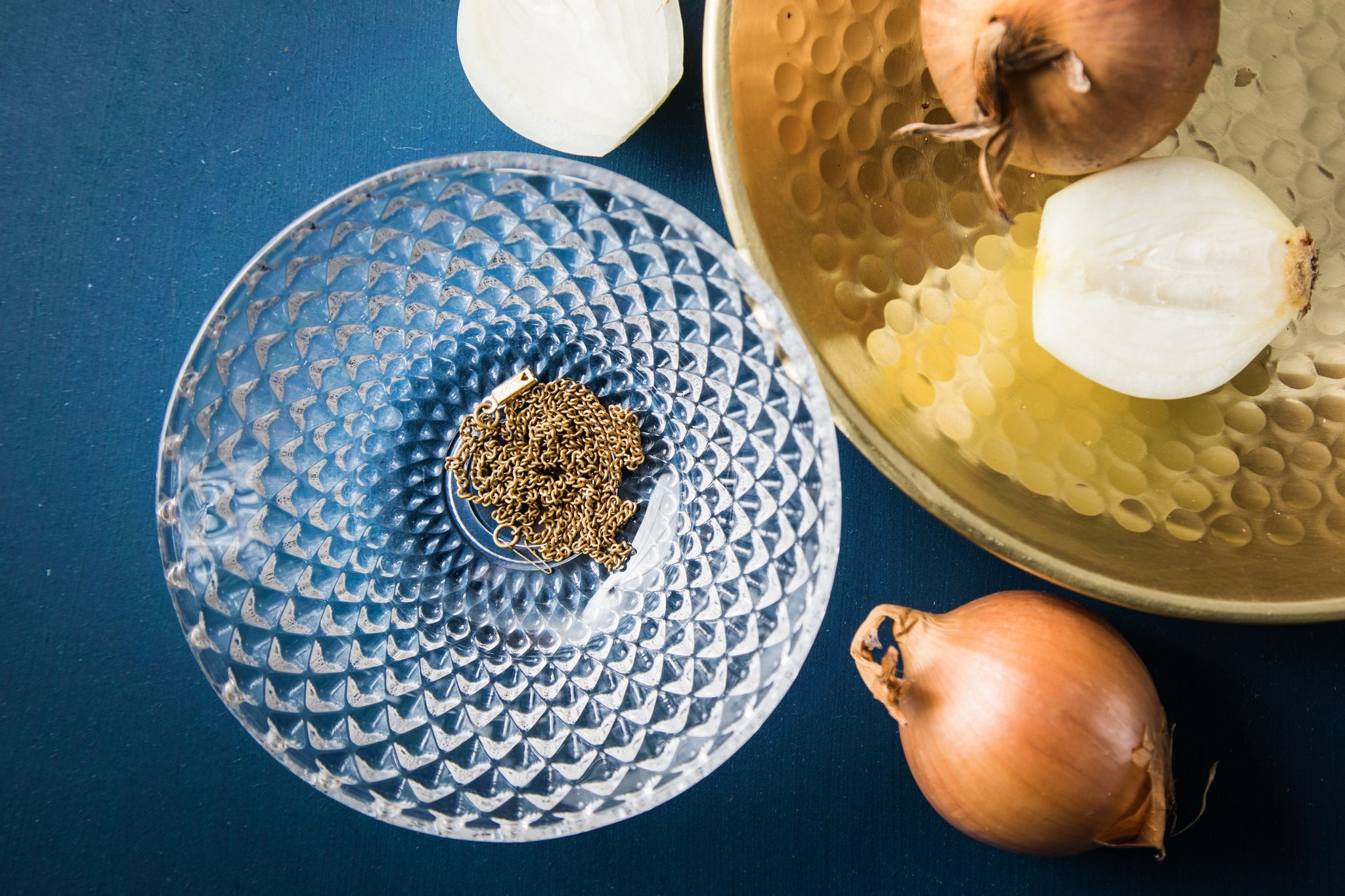 Kann Zwiebelsaft Goldschmuck wieder zum Strahlen bringen?