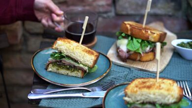 Eine Frühstücksidee für einen sonnigen Sonntagmorgen: Mareike Puckas Frühstücksburger mit gegrillter Mortadella und Basilikum-Pistazien-Pesto.