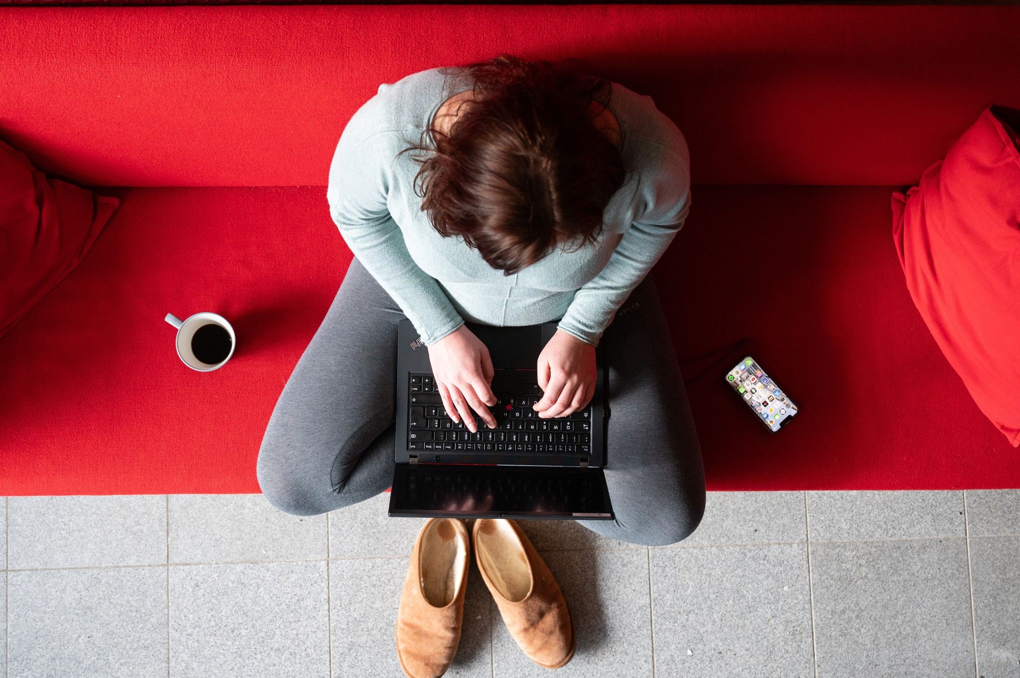 Arbeitnehmer im Homeoffice müssen sich bei Feiertagen nach den gesetzlichen Regelungen ihres Wohnortes richten, nicht nach dem Standort des Unternehmens.