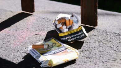 Barer Motivationsschub: Wer sein Geld statt in Zigaretten in einen ETF investiert, kann über die Jahre ein Vermögen aufbauen.