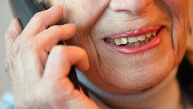 Mit dem «Silbertelefon» bietet Silbernetz e.V. bundesweit täglich von 8 bis 22 Uhr ein Kommunikationsangebot für einsame ältere Menschen an.