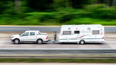 In Deutschland dürfen sich während der Fahrt weder Kinder noch Erwachsene im Wohnwagen aufhalten.
