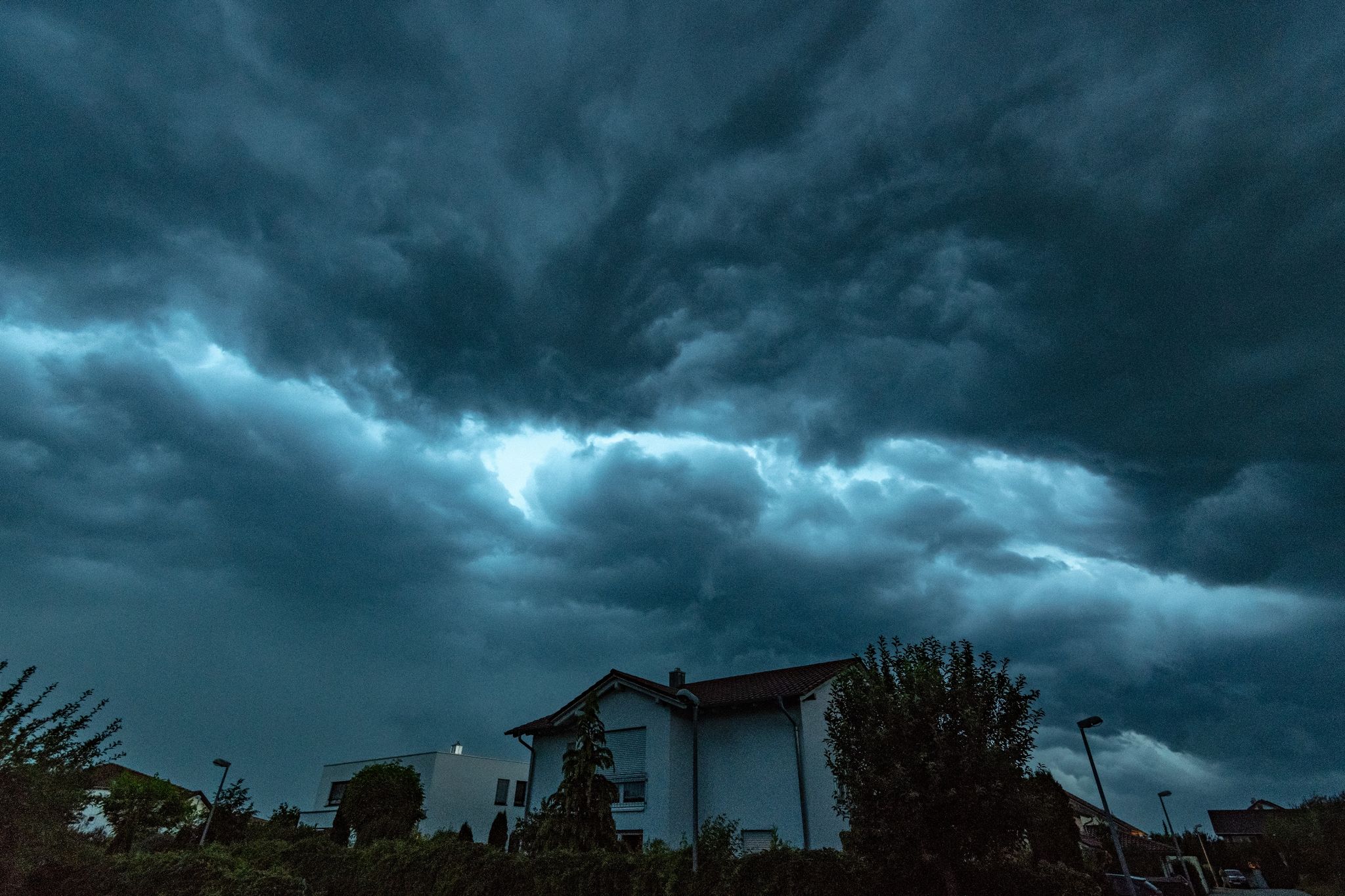 Die dunklen Wolken verkünden das Drama: Sind starke Regenfälle angekündigt, kann man sein Gebäude auch kurzfristig noch schützen.