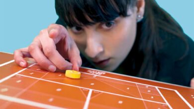 Beim Tennis-Schnippspiel «Set & Match» kommt es vor allem auf Gefühl an. Soll es ein kurzer Stoppball hinters Netz oder ein kräftiger Schmetterball sein?