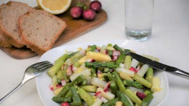 Perfekt für warme Tage ist ein Spargelsalat mit Radieschen und frischen Kräutern.