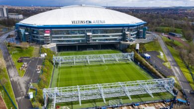 Blaupause für ein modernes Multifunktionsstadion: Der Rasen kann aus der Veltins-Arena herausgefahren werden.