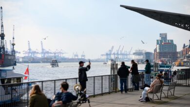 Die Landungsbrücken sind eine der Hauptsehenswürdigkeiten der Hansestadt. Viele Hafenrundfahrten starten von hier.