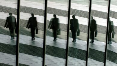 Arbeiten im Satellitenmodus: Auch wer kein tägliches Teamumfeld hat, sollte regelmäßigen Kontakt zu Kollegen pflegen, um Isolation zu vermeiden und die Verbindung zum Unternehmen zu stärken.