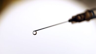 Da die Zeitspanne zwischen Ansteckung und ersten Symptomen bei Hepatitis-A mit zwei bis sechs Wochen relativ lang ist, lohnt sich die Impfung auch noch kurz vor der Reise.