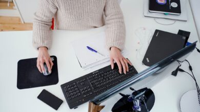 Alles an seinem Platz - und nicht zu viel: Ein ordentlicher Schreibtisch hilft dabei, konzentrierter zu arbeiten.
