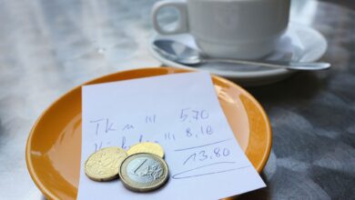In den meisten Ländern liegt man mit einem Trinkgeld von fünf bis zehn Prozent des Rechnungsbetrags richtig.