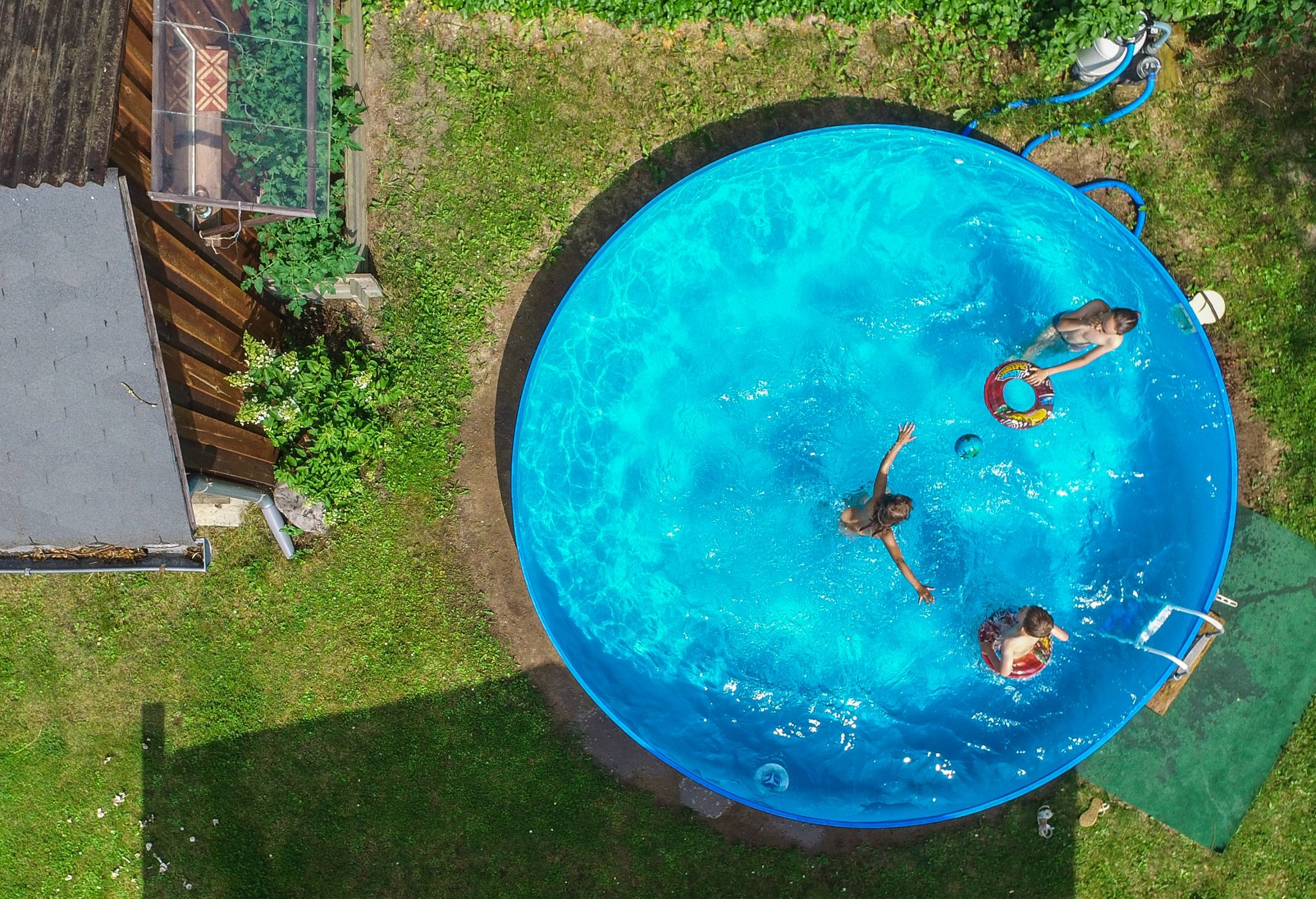 Damit der Pool für Kleinkinder nicht zur Gefahr wird, sollte er von vielen Orten im Garten aus gut sichtbar sein.