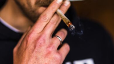 Einen Joint rauchen und dann Auto fahren: Dafür gelten bald neue Grenzwerte - und Bußgelder bei zu hohem THC-Blutgehalt.