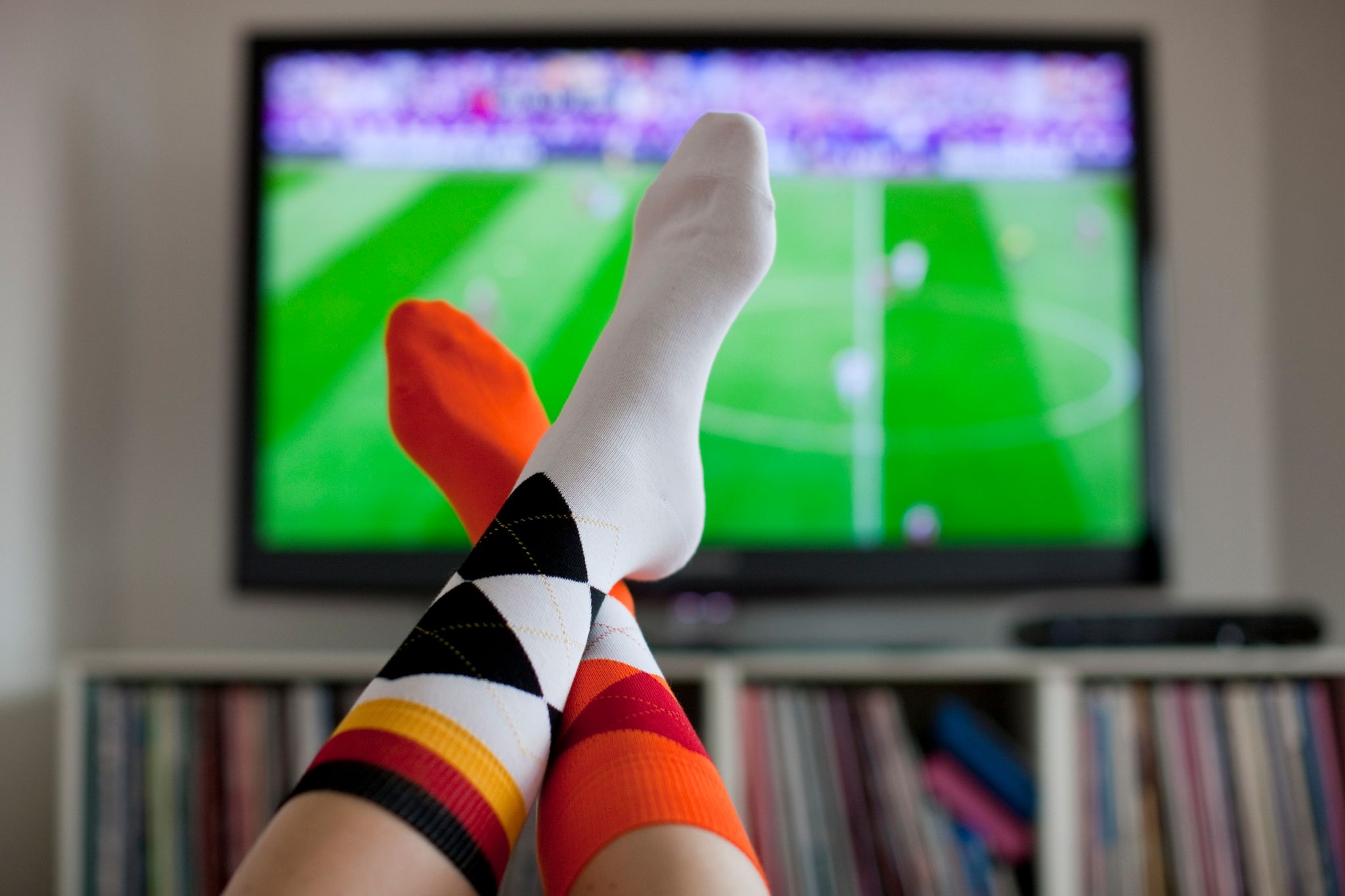 Sie liegen noch gemütlich auf der Couch und in der Nachbarwohnung brandet schon Jubel auf? Dann schauen Sie vielleicht über IP-TV und der Nachbar via Satellit.