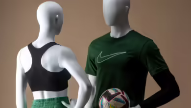 Zwei nachhaltige Schaufensterpuppen aus recycelten Materialien. Bild: WISE Mannequins