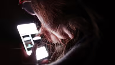 Dark Patterns manipulieren Nutzer im Netz gezielt: durch emotionalen Druck oder versteckte Kosten in scheinbar harmlosen Angeboten.