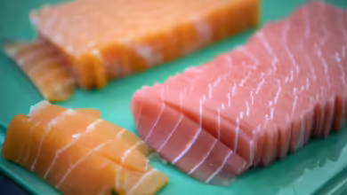 Sieht täuschend echt aus: Es gibt immer mehr Auswahl an pflanzlichem Fischersatz. Alternativen sind dann etwa Tapiokastärke (Maniokwurzel) sowie Glukose aus Algen.