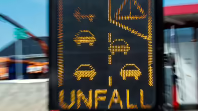 Reißverschlussprinzip beachten: Nur wer richtig einfädelt und Lücken lässt, kann Stau vermeiden.