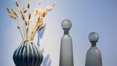 Ein minimalistischer Hingucker: getrocknete Rispen von Gräsern.