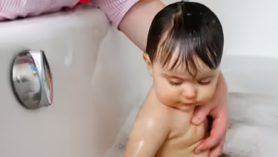 Kleine Kinder immer im Auge behalten: Doch sind beim Planschen kleine Mengen verschlucktes Wasser unbedenklich.