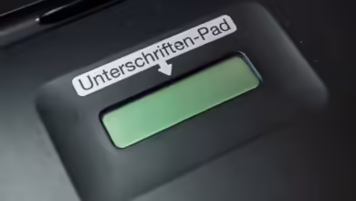Vor allem bei Verträgen ist Vorsicht geboten: Auf einem elektronischen Pad sieht man zwar die Unterschriftsreife, aber nicht den vollständigen Text.