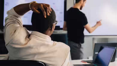 Wird im Team nur gelästert und gegeneinander gearbeitet, sollte einen das nachdenklich machen. Vielleicht ein Zeichen, um schon in der Probezeit wieder zu gehen.