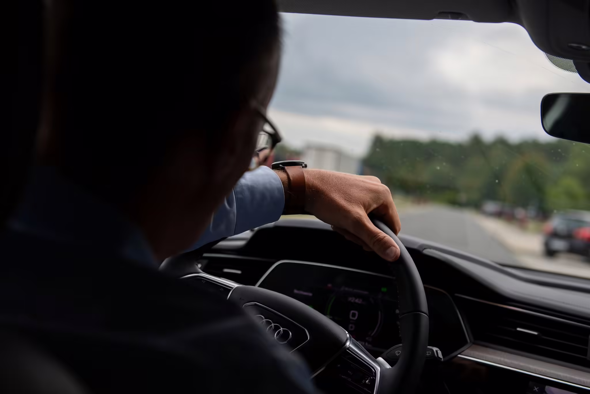 Längere Autofahrten sind herausfordernd für ADHS-Betroffene: Routenplanung, regelmäßige Pausen und Ablenkungsminimierung können helfen, Stress und Gefahren zu reduzieren.