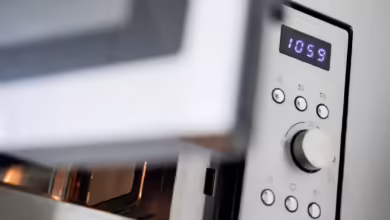 Ab in die Mikrowelle damit? Metall lässt man - meistens - besser draußen. Ton-Becher auch. Sie könnten auseinanderbrechen.