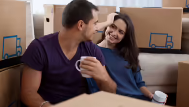 Glückliche Ankunft in den neuen vier Wänden: Wenn Paare zusammenziehen, kann eine Checkliste mit sämtlichen zu erledigenden Formalitäten helfen, den Überblick zu behalten.