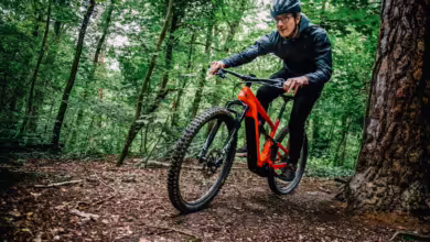 Nicht zu schroff am Hebel ziehen: Beim Mountainbiken ist Bremsgefühl gefragt.