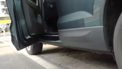 Vor allem zur Straße sollte man die Autotür stets um- und vorsichtig öffnen.