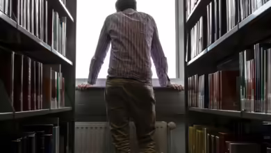 Urlaubsentspannung hält oft nicht lange an: Eine Umfrage zeigt, dass sich viele bereits in der ersten Arbeitswoche nach dem Urlaub wieder urlaubsreif fühlen.