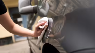 Sonnencreme schadet dem Autolack: Kommt also versehentlich etwas darauf, sollte man es rasch abwischen.