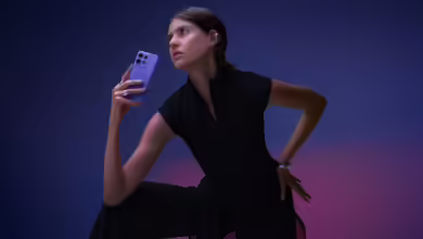 Das Edge 50 Pro von Motorola hat ein schlankes Design und die Rückseite aus Kunstleder, unter anderem beim Farbton Luxe Lavender, ist ein Handschmeichler.