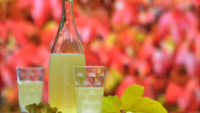 Der Alkohol schlägt beim Federweißer mit 7 Kilokalorien pro Gramm zu Buche. Hinzu kommt der Fruchtzucker des Ausgangsprodukts, der Trauben. Dadurch ist Federweißer relativ energiereich.