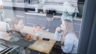 Die Meinungsfreiheit macht vor dem Arbeitsrecht keinen Halt. Es gibt aber dennoch Grenzen für das, was an Politik am Arbeitsplatz erlaubt ist.