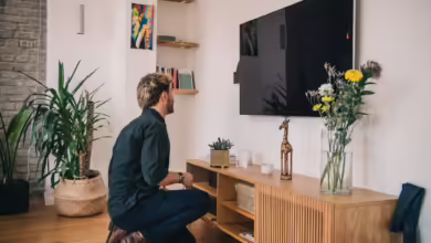 Nebenkostenprivileg abgeschafft: Mieter müssen jetzt selbst entscheiden, wie sie ihren TV-Empfang regeln. Ganz reibungslos läuft das oft noch nicht.