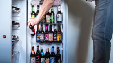 Darf es ein Pale Ale oder ein IPA sein? Beide sind beliebte Craft-Bier-Stile, doch während IPA für seine kräftigen Bitternoten bekannt ist, zeichnet sich Pale Ale durch eine mildere Hopfenintensität aus.
