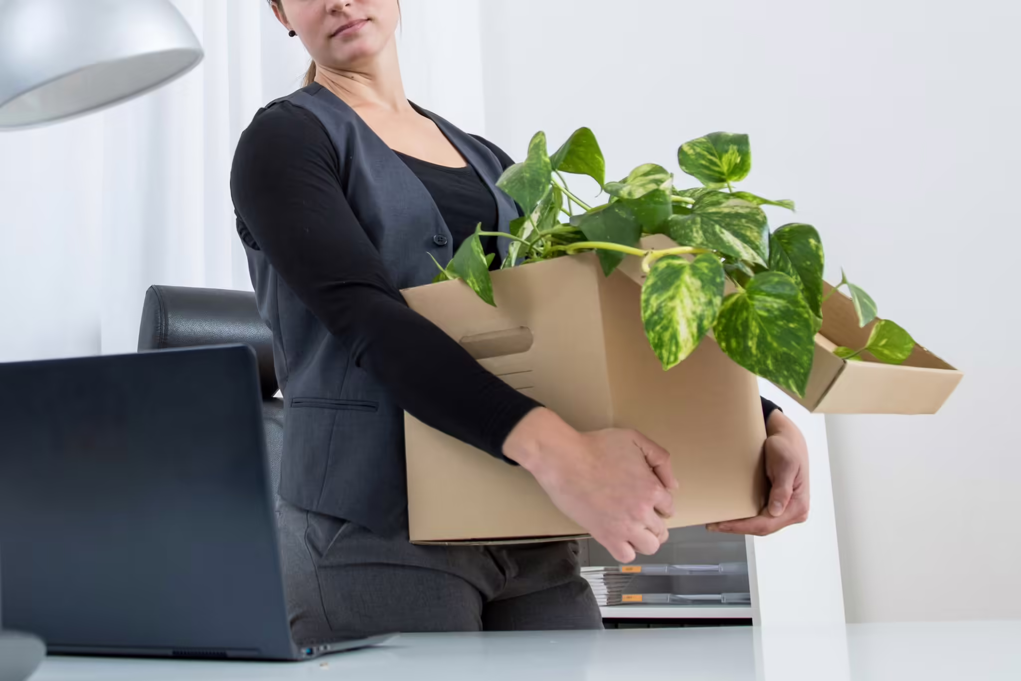 Eine Kündigung führt nicht zum Verfall des Resturlaubs: Arbeitnehmer können den Resturlaub innerhalb der Kündigungsfrist nehmen oder ihn sich auszahlen lassen.