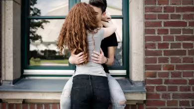 Was fühlt sich beim ersten körperlichen Kontakt gut an und was nicht? Das sollte jeder für sich herausfinden.