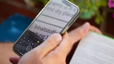 Halten Sie das iPhone etwa 20 Zentimeter über das zu vergrößernde Objekt. Mit dem Zoom-Schieber auf dem Bildschirm lässt sich der gewünschte Ausschnitt vergrößern oder verkleinern.