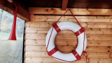 Ob Hausboot oder Segelschiff, Sicherheit geht vor: Die richtige Versicherung kann vor hohen Kosten schützen.