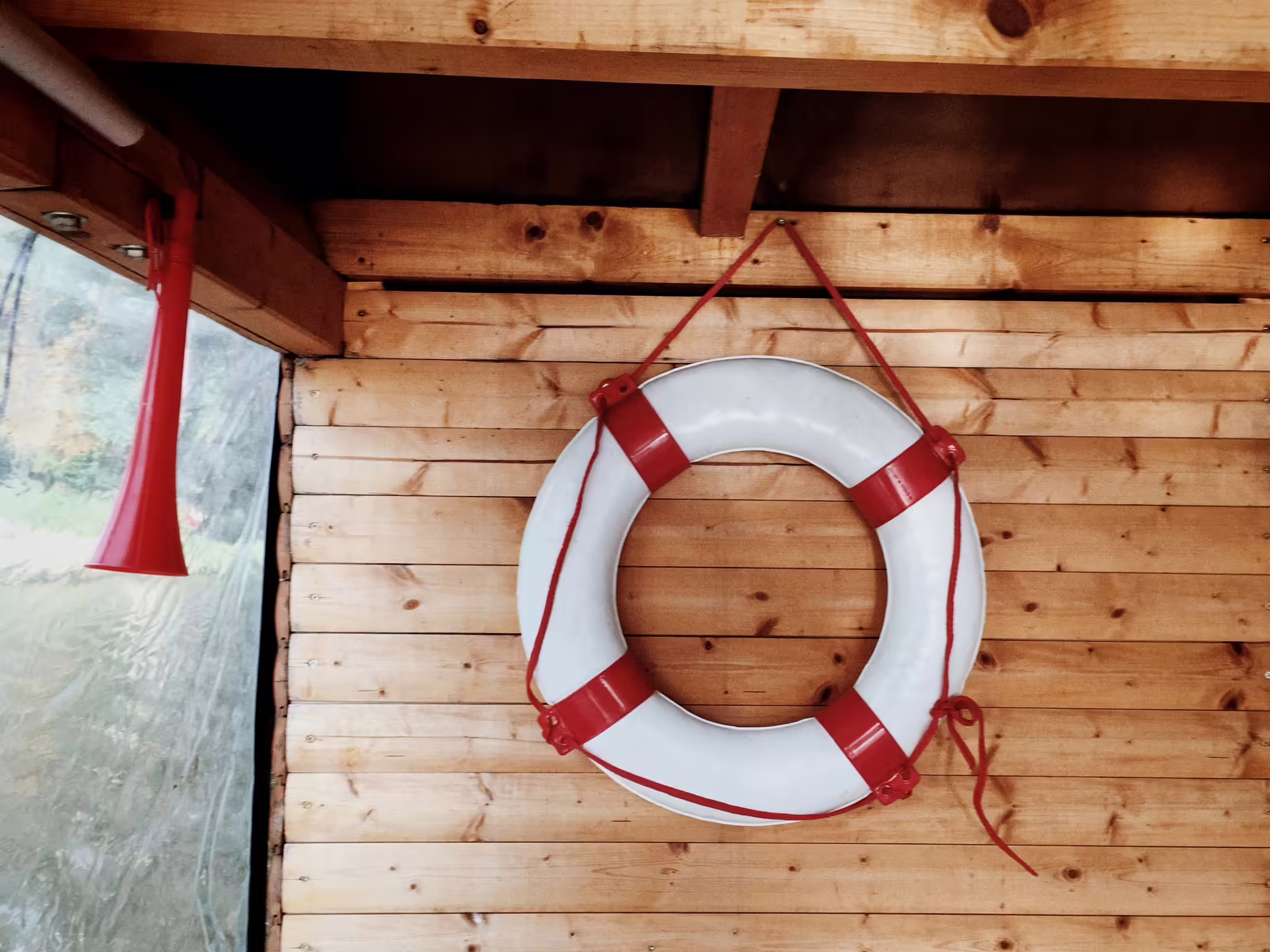 Ob Hausboot oder Segelschiff, Sicherheit geht vor: Die richtige Versicherung kann vor hohen Kosten schützen.