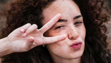 Die hier sind echt und sehen fantastisch aus. Wer von Natur aus keine Sommersprossen hat, kann aber mit ein paar Tricks nachhelfen.