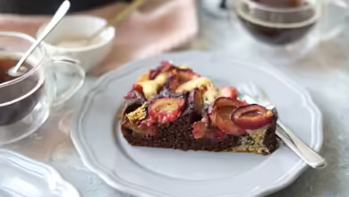 Aus Zimtteig geknetet und mit Schokoklecksen versetzt, wandert der Pflaumenkuchen aus dem Ofen auf den Teller.